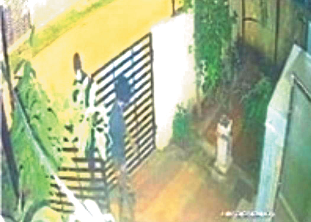 सूने मकान में चोरी, दो हिरासत में