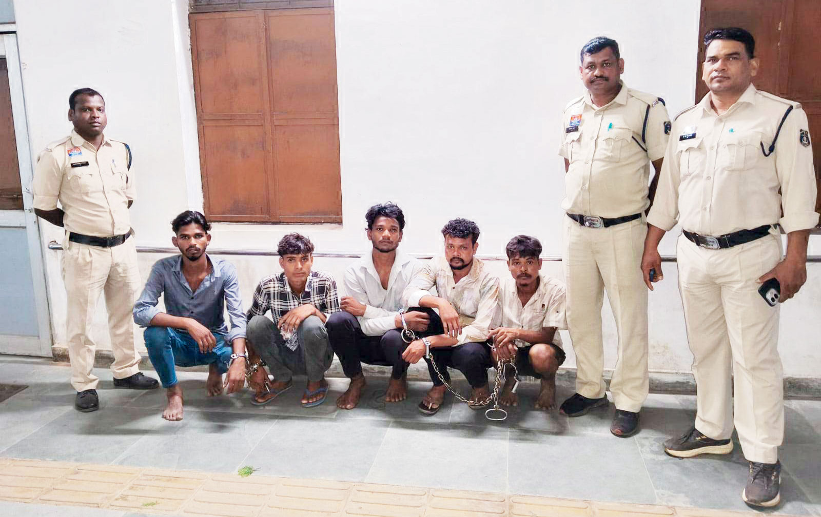 अवैध गतिविधियों में शामिल पांच युवक गिरफ्तार