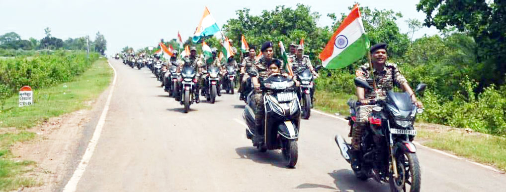  तिरंगा बाइक रैली निकाली