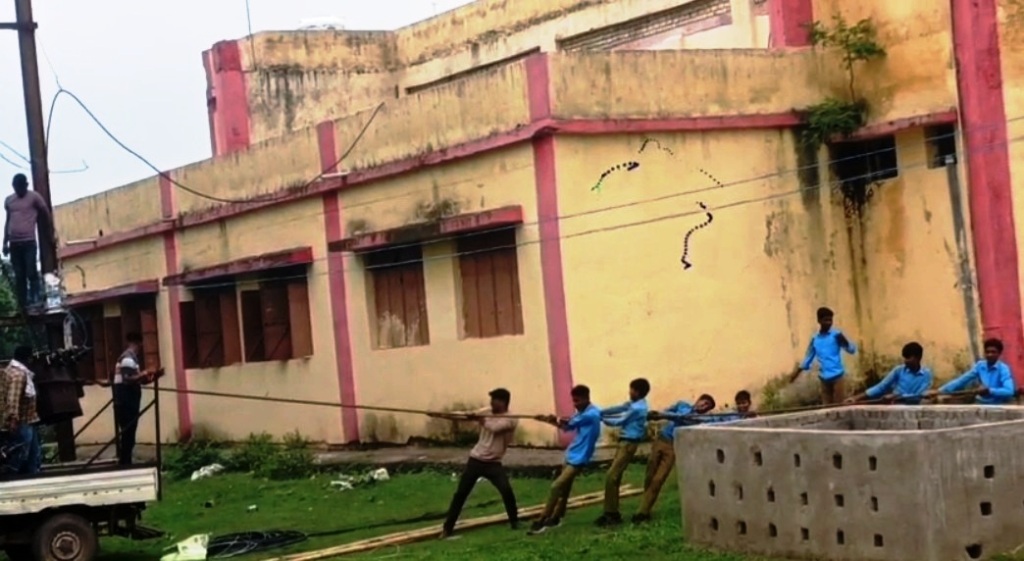 मजदूर कम पड़ गए तो वजनी ट्रांसफॉर्मर बदलने के काम में लगा दिया छात्रों को