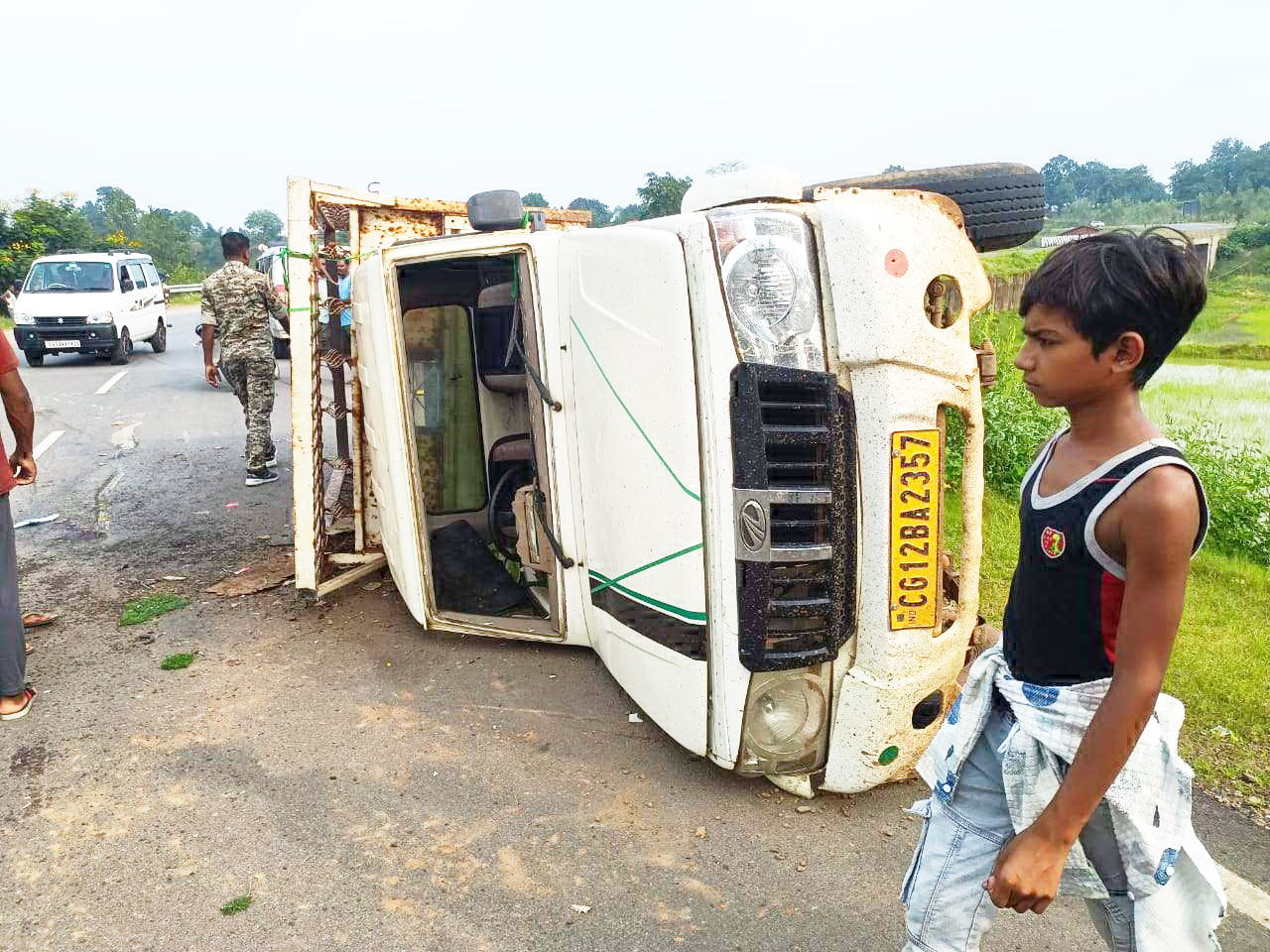 तेज रफ्तार पिकअप पलटी, महिला की मौत, 14 घायल