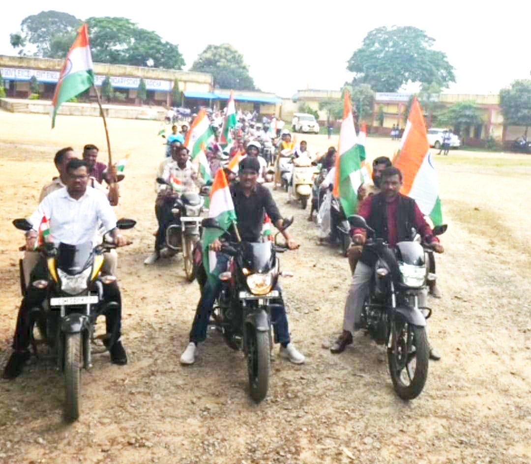  तिरंगा बाइक रैली निकाली