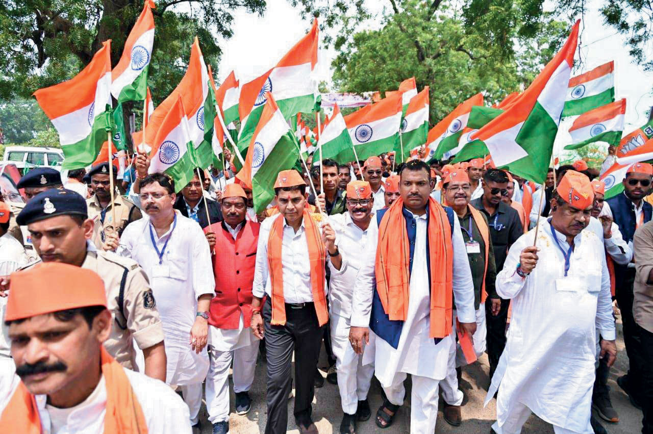 भाजपा ने निकाली तिरंगा यात्रा
