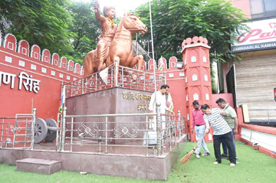 महापुरूषों के प्रतिमा स्थल पर सफाई अभियान