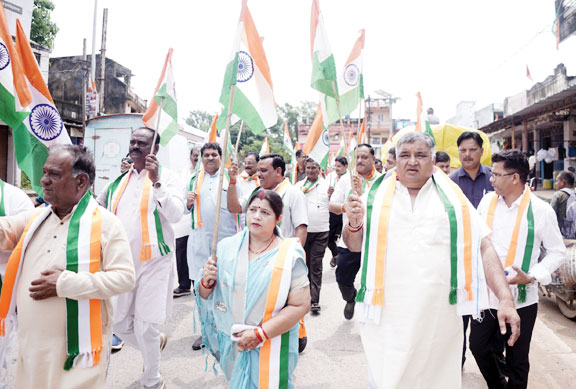 लखनपुर में निकाली ट्रैक्टर और बाइक तिरंगा यात्रा, विधायक राजेश अग्रवाल हुए शामिल