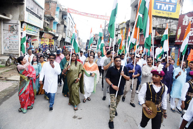 तिरंगा यात्रा में जनप्रतिनिधियों सहित कलेक्टर, एसपी व स्कूली बच्चे हुए शामिल