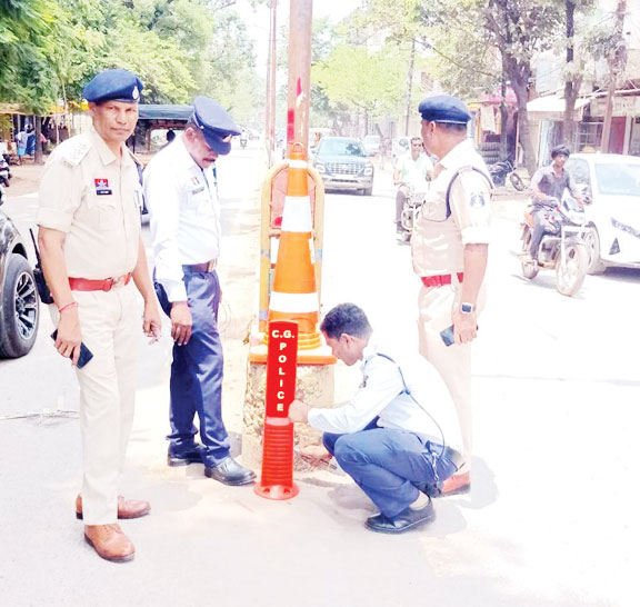 सडक़ सुरक्षा के लिए पुलिस ने लगाए चमकीले ट्रैफिक स्प्रिंग पोस्ट और डेलीनेटर