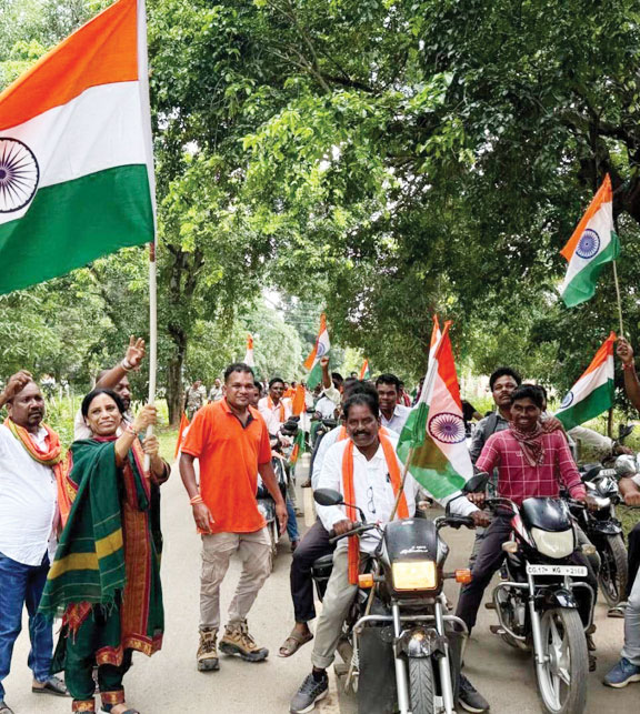  तिरंगा यात्रा में शामिल हुईं विधायक लता उसेंडी