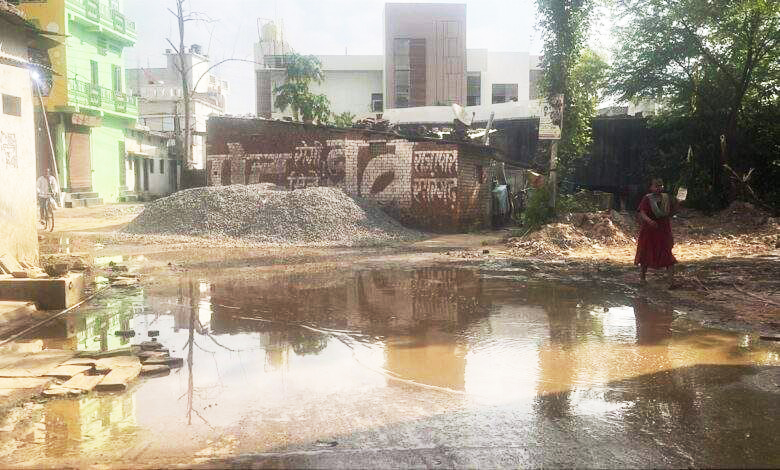 नाली जाम, सडक़  पर गंदा पानी