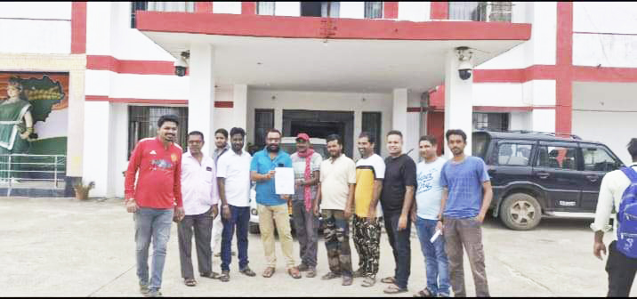 तालाब सफाई  की मांग, कलेक्टर को ज्ञापन