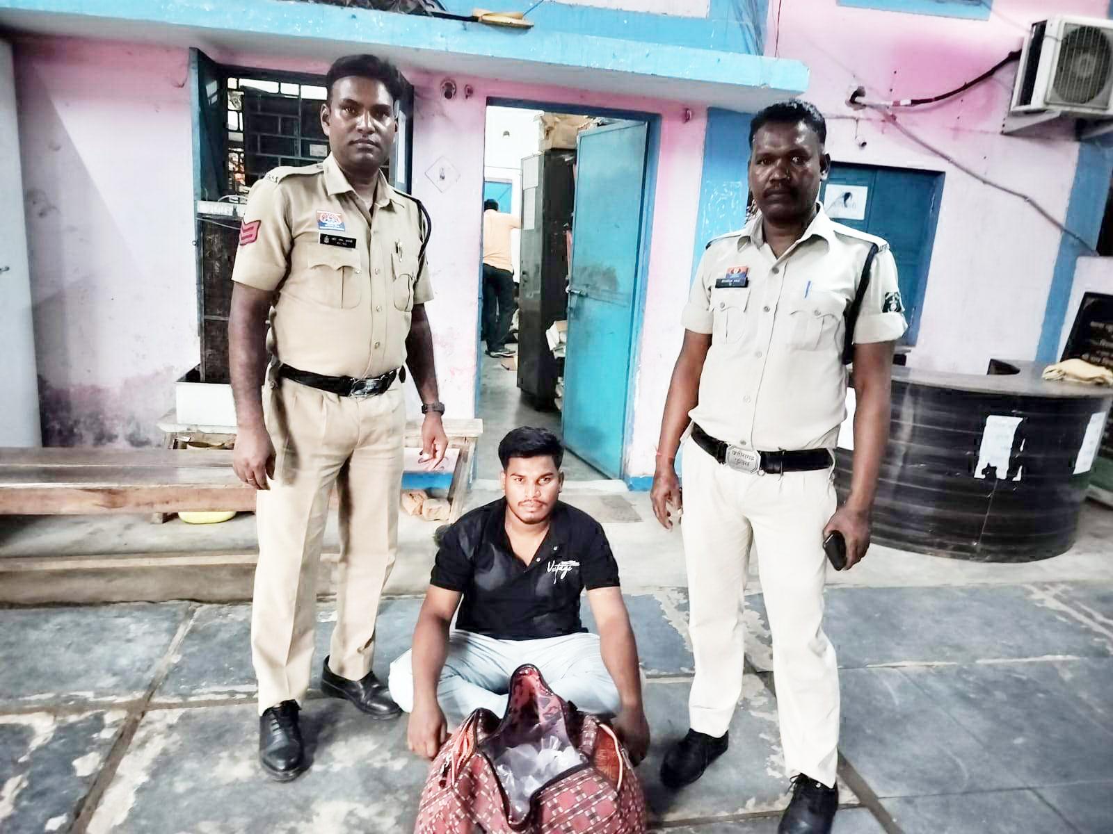 अवैध महुआ शराब संग आरोपी गिरफ्तार 