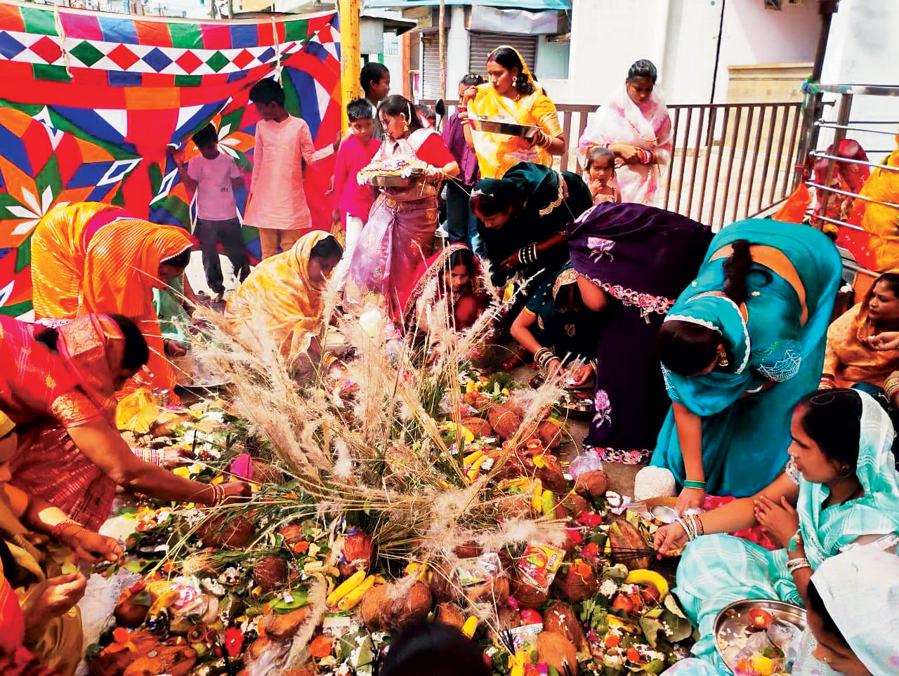 शगरी बनाकर माताओं ने की संतानों  की लंबी आयु के लिए पूजा-अर्चना
