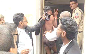 वकील को चाकू की नोंक पर धमकी