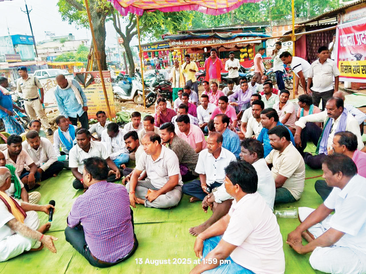 रासायनिक खाद को लेकर सरिया के किसानों का धरना-प्रदर्शन