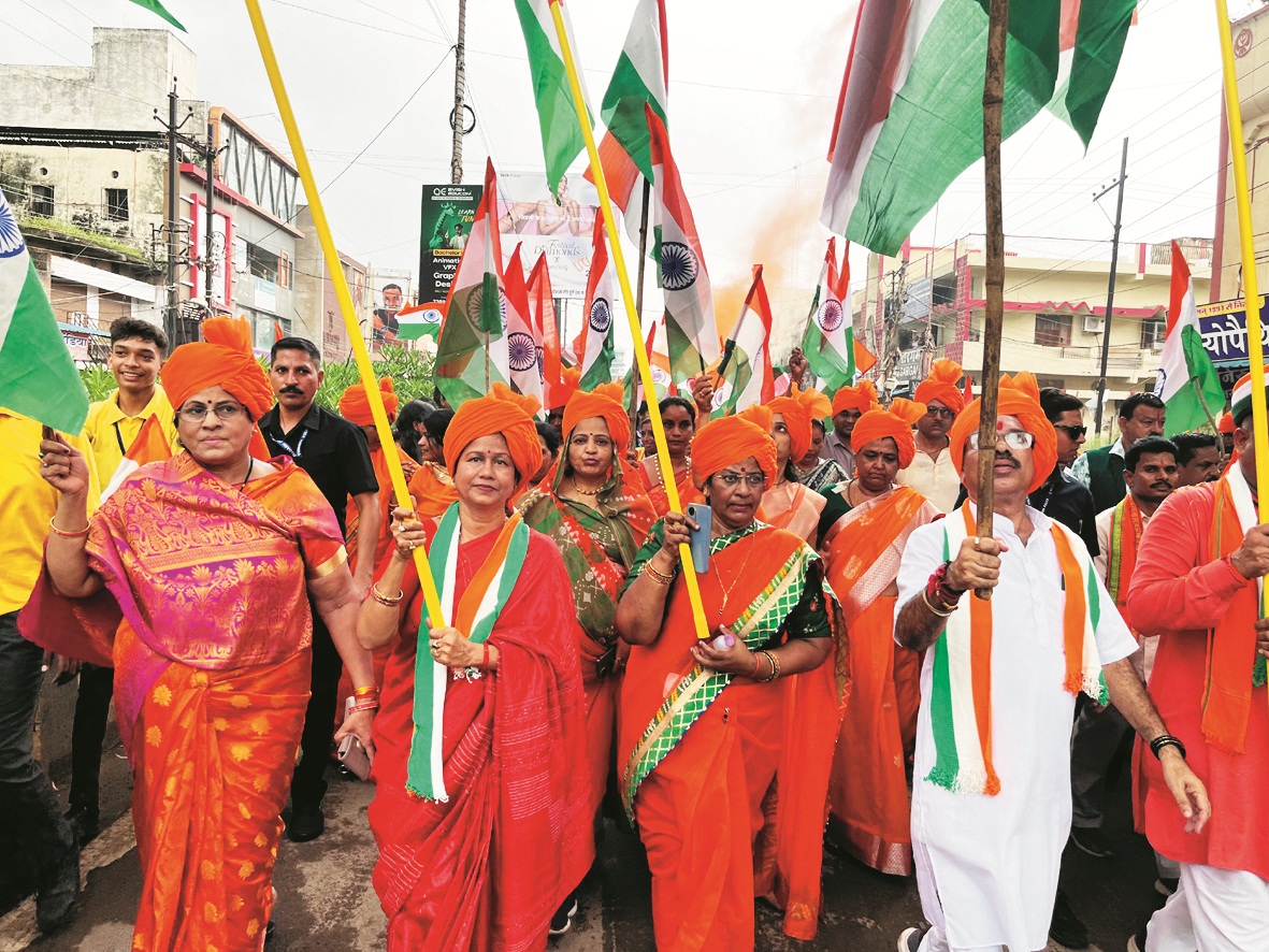 देशभक्ति का संदेश लेकर निकली तिरंगा रैली हर घर तिरंगा के संग गूंजे स्वच्छता के नारे देशभक्ति का संदेश लेकर निकली तिरंगा रैली हर घर तिरंगा के संग गूंजे स्वच्छता के नारे
