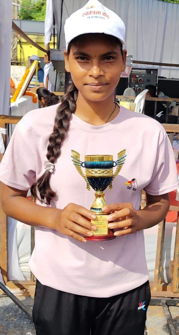 स्वतंत्रता दौड़ मैराथन में गुंडाधूर कॉलेज की छात्रा सनमति नेताम प्रथम