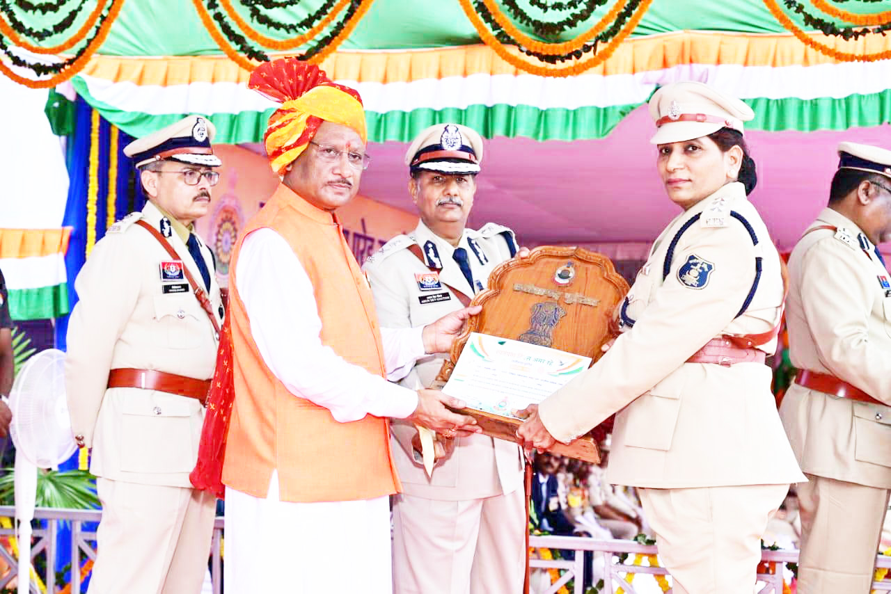 स्वतंत्रता दिवस समारोह-मुख्यमंत्री ने 35 पुलिस अधिकारियों एवं जवानों को पुलिस पदकों से किया सम्मानित
