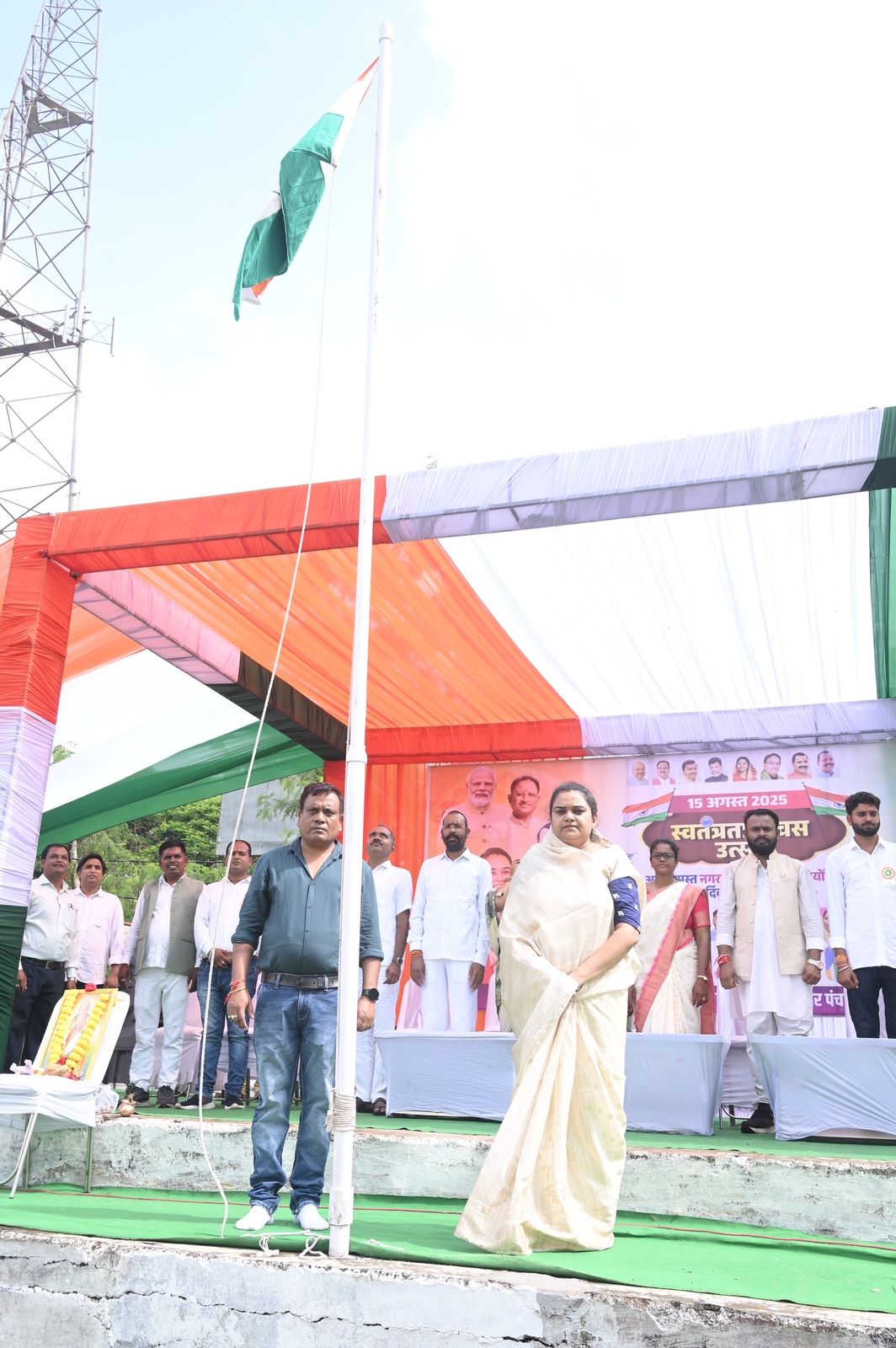 नपं अध्यक्ष ने ध्वजारोहण कर ली परेड की सलामी