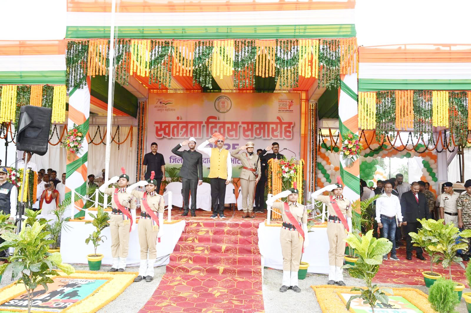 हर्षोल्लास के साथ मना  स्वतंत्रता दिवस, बृजमोहन ने किया ध्वजारोहण