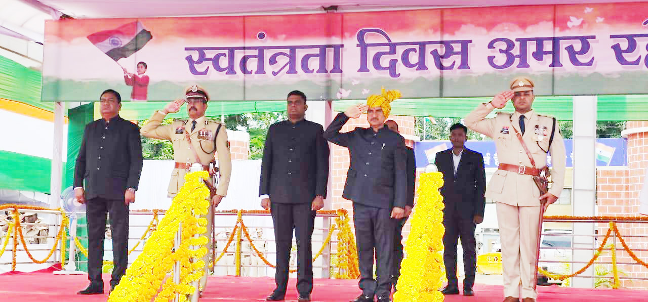 बस्तर: केंद्रीय राज्यमंत्री तोखन ने किया ध्वजारोहण, ली परेड की सलामी