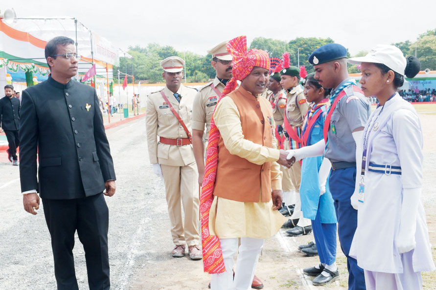 सारंगढ़ में सांसद राधेश्याम राठिया ने किया ध्वजारोहण