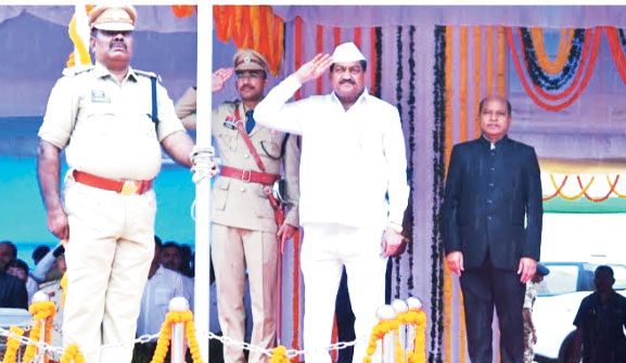 खाद्य मंत्री दयालदास ने ध्वजारोहण कर ली परेड की सलामी खाद्य मंत्री दयालदास ने ध्वजारोहण कर ली परेड की सलामी