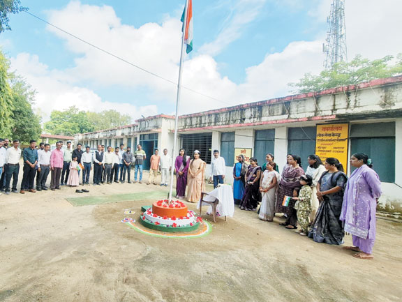 जगह-जगह ध्वजारोहण