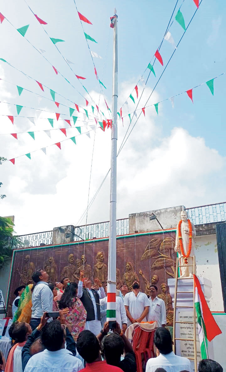विधायक इंद्र कुमार ने किया ध्वजारोहण विधायक इंद्र कुमार ने किया ध्वजारोहण