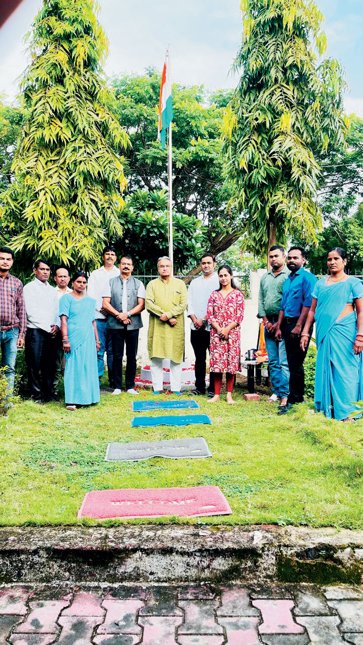 खाद्य आयोग के अध्यक्ष संदीप ने किया ध्वजारोहण