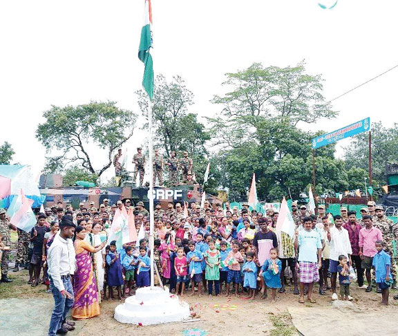 आजादी के बाद पहली बार बस्तर के 29 गांवों में लहराया तिरंगा