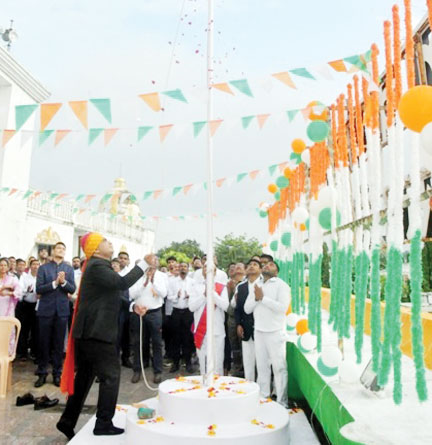 कलेक्टर ने फहराया तिरंगा