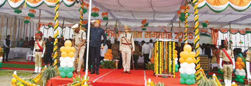 दंतेवाड़ा में किरण देव ने तिरंगे को दी सलामी