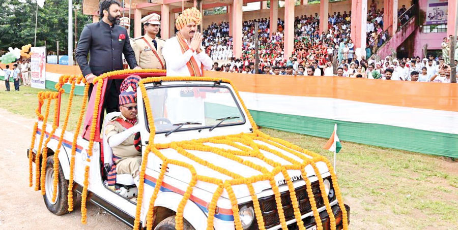 स्वास्थ्य मंत्री श्याम बिहारी ने ध्वजारोहण कर ली परेड की सलामी