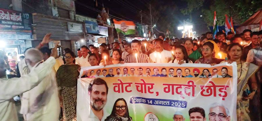 कांग्रेसियों ने निकाली कैंडल और मशाल रैली