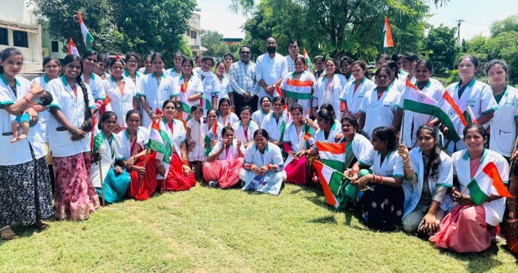 30 बिहान दीदियों ने सीखा ई-रिक्शा और चारपहिया चलाना, कलेक्टर ने बढ़ाया हौसला