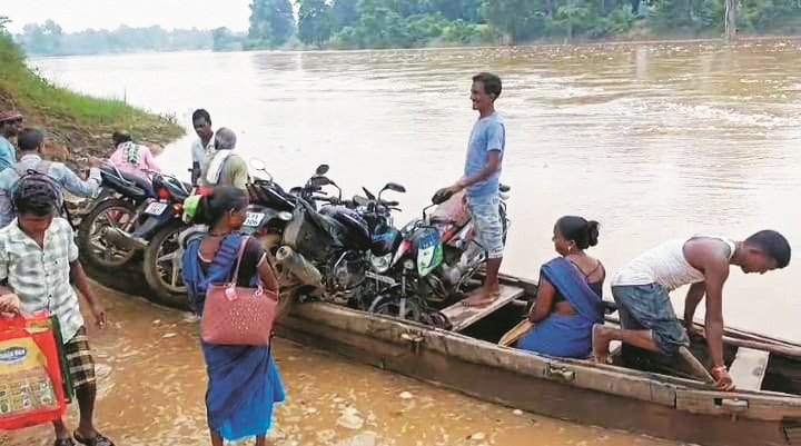 तीन साल बीते, अब तक नहीं बना पुल, जान जोखिम में डाल  उफनती नदी पार करते हैं ग्रामीण 