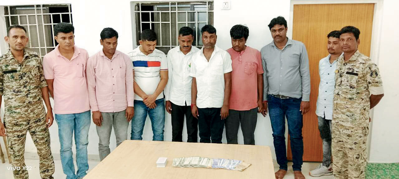 जंगल में जुआ, 8 गिरफ्तार