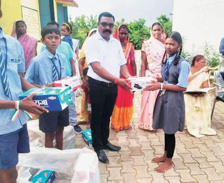 अध्यक्ष वैष्णव ने विद्यार्थियों को बांटे जूते-मोज़े, शिक्षकों ने दिए टाई-बेल्ट व उपहार
