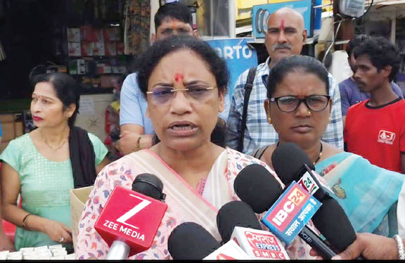 कांग्रेस ने लगाया फर्जी मुठभेड़ का आरोप, घायल ग्रामीण अस्पताल में भर्ती