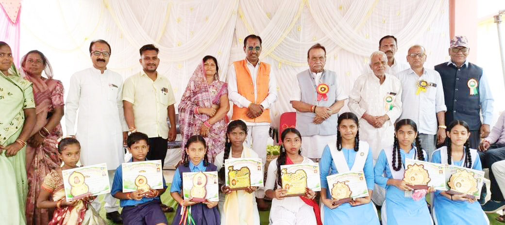 मानिकचौरी स्कूल में पूर्व कृषिमंत्री ने किया ध्वजारोहण