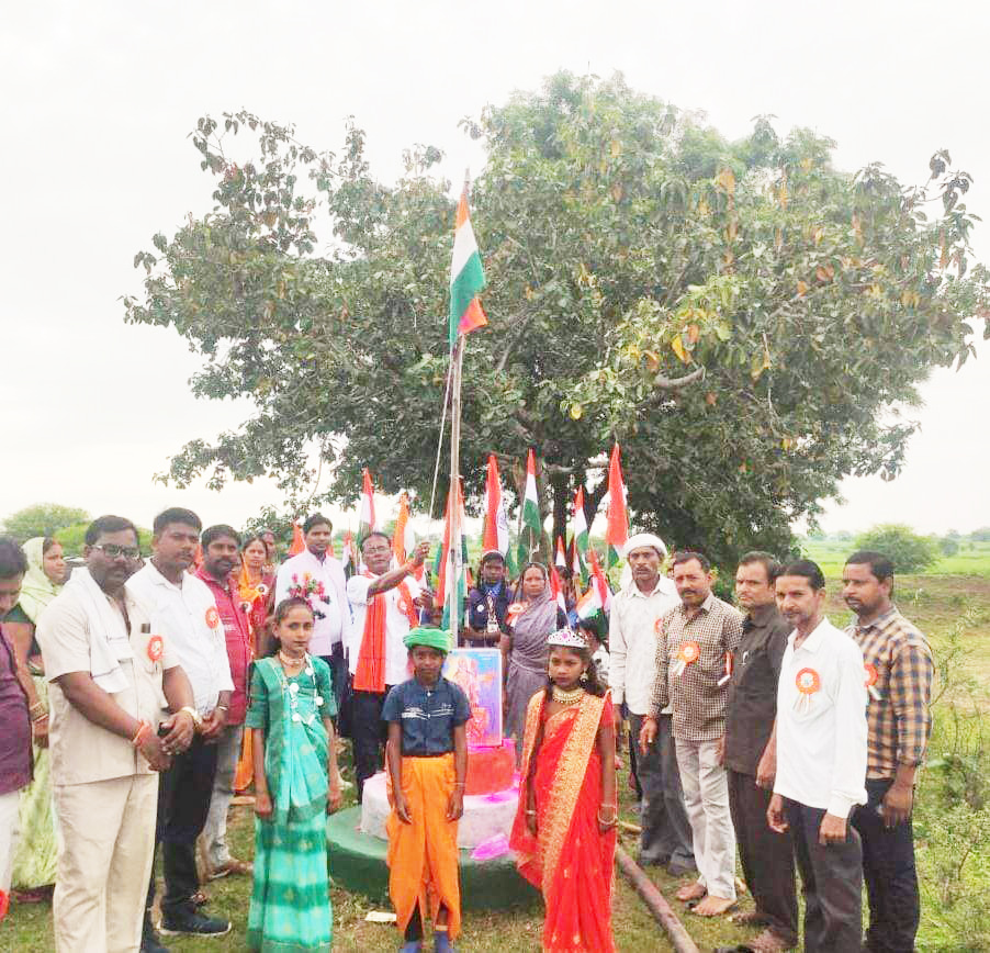 अमृत सरोवर पर लहराया तिरंगा अमृत सरोवर पर लहराया तिरंगा