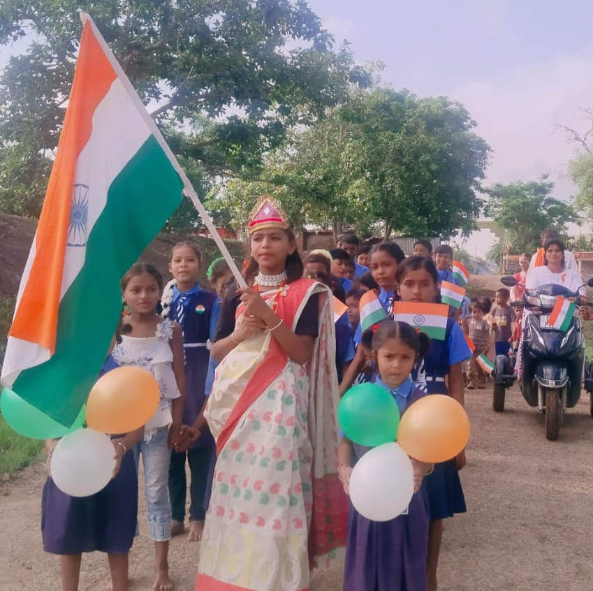  तिरंगा फहरा दी सलामी, घर-घर में लहराया राष्ट्रीय ध्वज