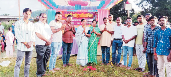 मटकी फोड़ स्पर्धा: युवाओं व बच्चों ने बढ़-चढक़र लिया हिस्सा