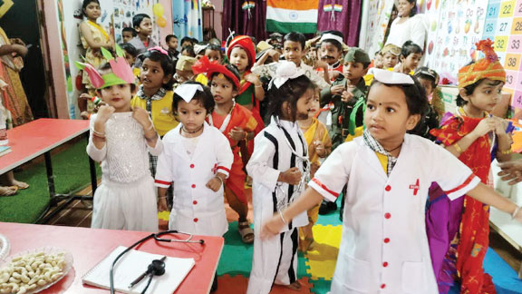 माई किड्ज नर्सरी स्कूल में फैंसी ड्रेस और नृत्य स्पर्धा