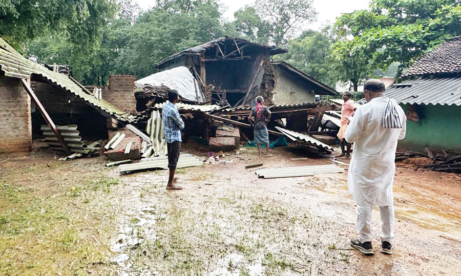 लगातार बारिश से कई मकान हुए धराशायी, देखने पहुंचे विधायक