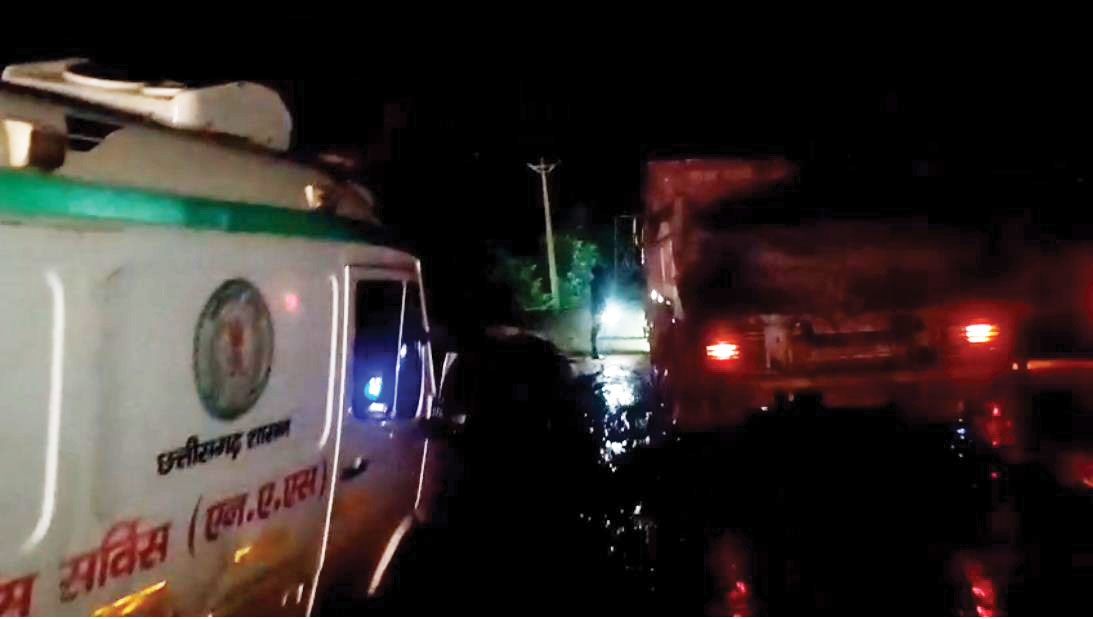 जर्जर सडक़ में फंसी एम्बुलेंस, मरीज को दूसरे वाहन से भेजा अस्पताल