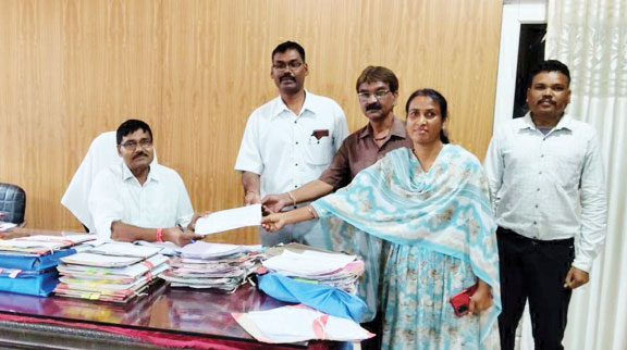 राजस्व निरीक्षकों ने ऑनलाइन कार्यों का बहिष्कार, सौंपा ज्ञापन