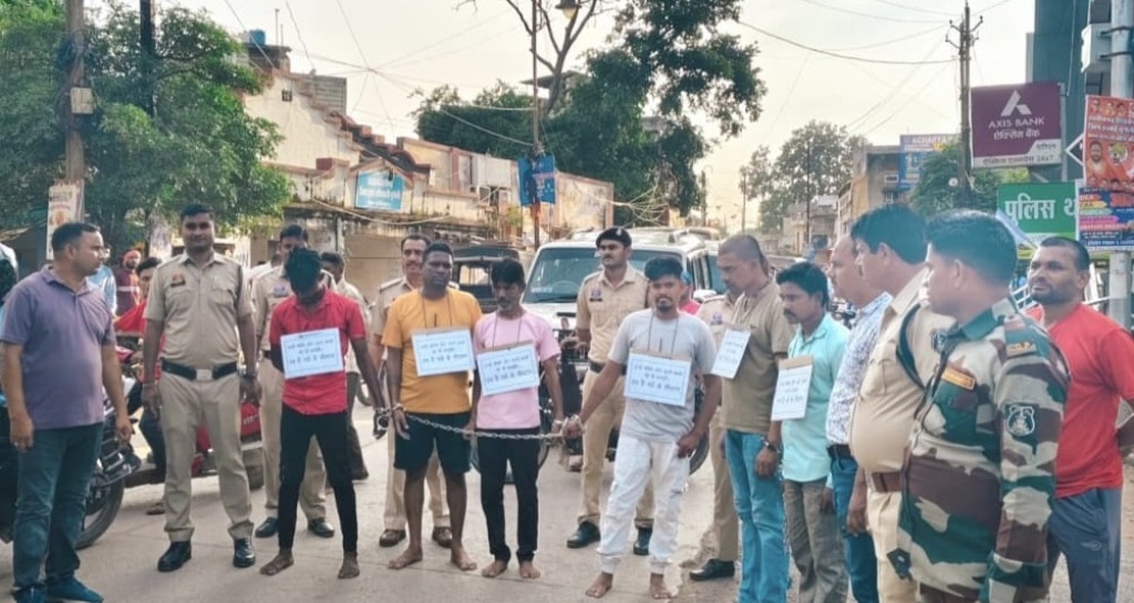 मुंगेली में 8 नशा तस्कर गिरफ्तार, तख्ती पहनाकर पुलिस ने सड़क नपवाई  