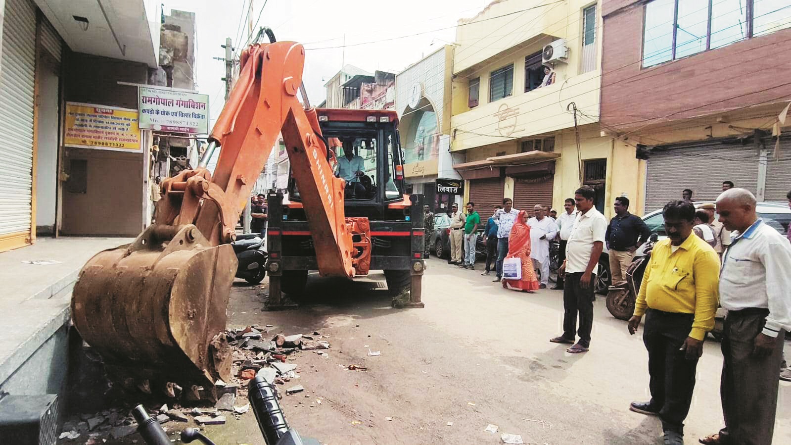 कामठी व हलवाई लाइन में चला अतिक्रमणमुक्त अभियान