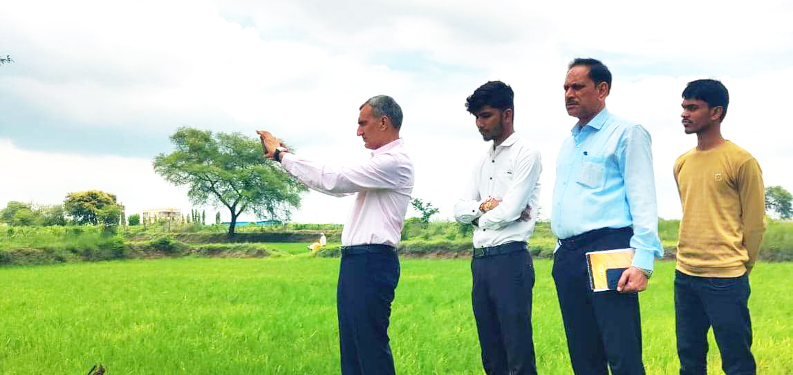 कलेक्टर ने खिलौरा में किया डिजिटल क्रॉप सर्वे का निरीक्षण